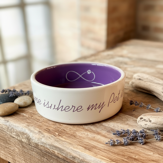 Napf lila-weiß mit rustikalem Hintergrund